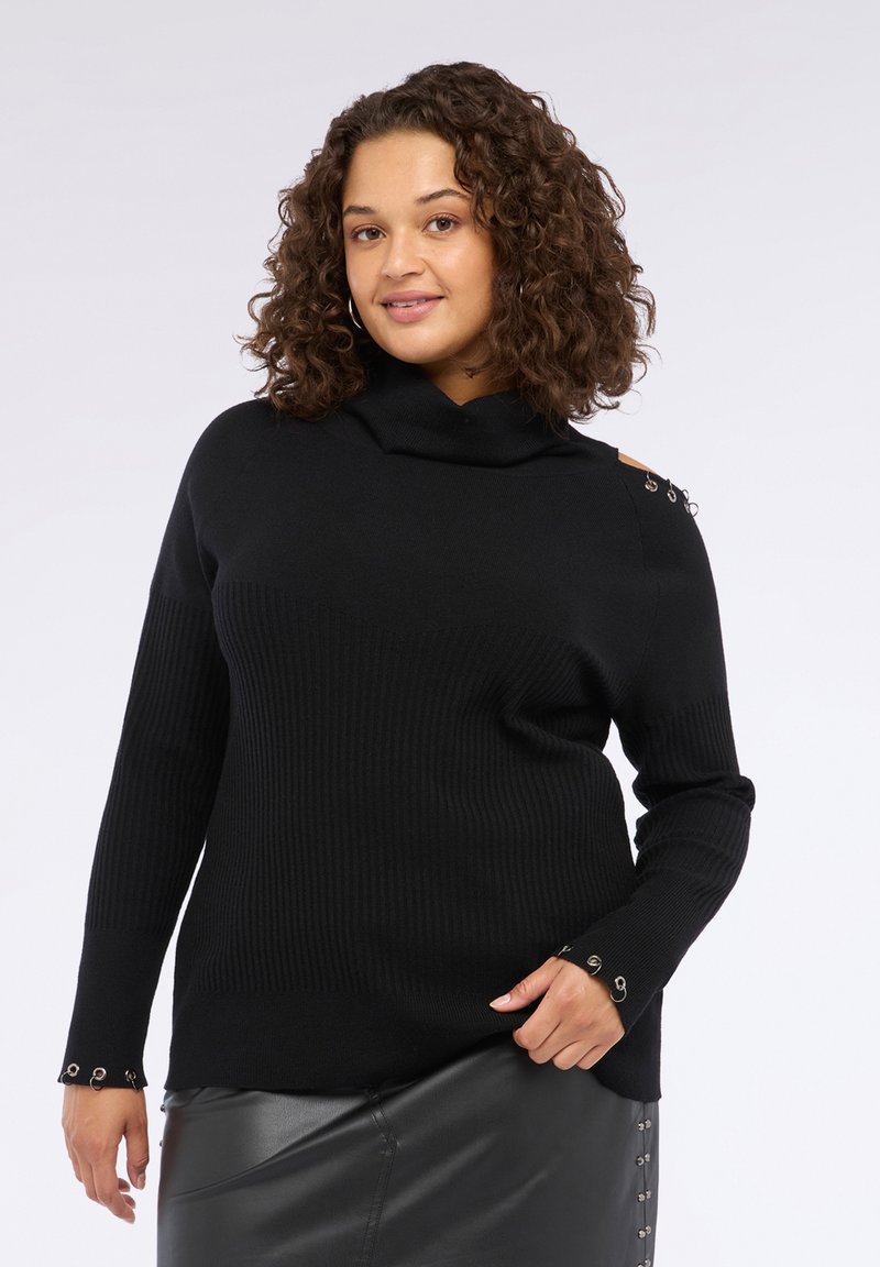 Maglione nero a maglia con colletto avvolgente, texture a coste e dettagli sulle spalle. Presenta occhielli decorativi sulle maniche.