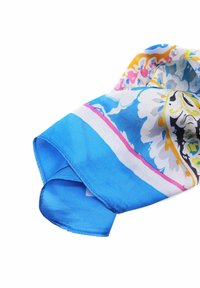 Foulard di seta con motivo floreale in colori vivaci di blu, rosa e giallo. I bordi sono cuciti in modo accurato, contribuendo alla sua texture liscia.