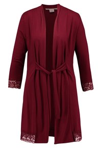 Burgundowy szlafrok wykonany z miękkiej tkaniny, z paskiem w talii i koronkowymi zdobieniami na rękawach o długości 3/4. Przód otwarty.