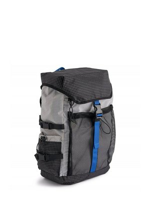 Harmaa ja musta reppu ruutukuvioilla, verkkosivutaskut, siniset metalliosat, säädettävät remmit ja taitettava yläosa.