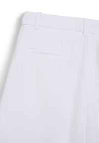 Pantalons blancs offrant une texture lisse, une coupe droite et une poche arrière unique. Le matériau semble doux et léger, adapté aux temps chauds.