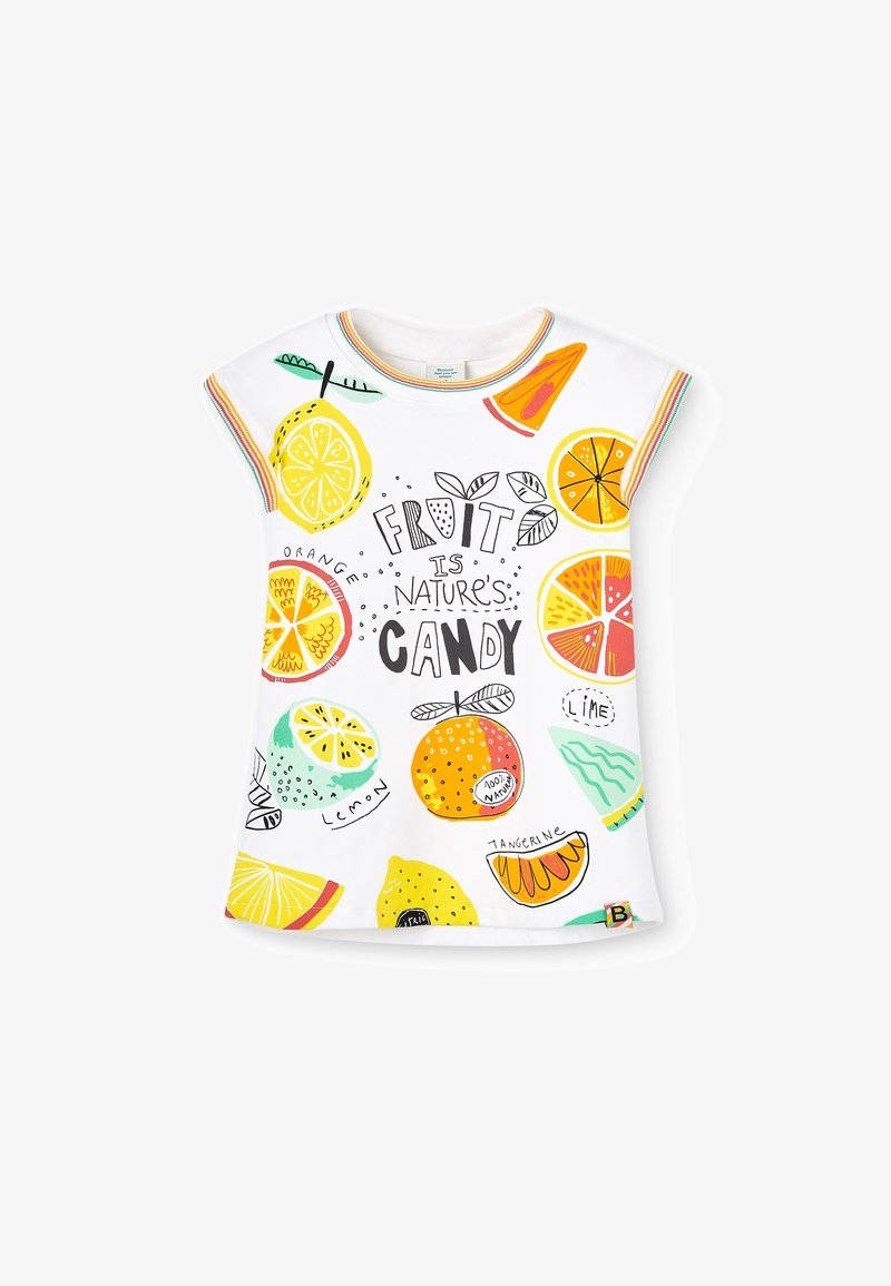 T-shirt blanc pour enfants avec des illustrations colorées d'agrumes et le texte "Fruit is nature's candy" dans des polices ludiques.