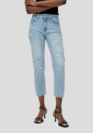 Jeans skinny de color azul claro con detalles desgastados, que cuentan con dobladillos deshilachados y múltiples roturas. Diseño estándar de cinco bolsillos con cierre de botón.