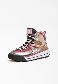 Zapatillas altas con un diseño en plata metálica, granate y beige. Presentan detalles en rosa, tejido texturizado y una suela de goma con tacos.