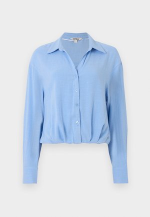 Γαλάζιο πουκάμισο με μακριά μανίκια, κουμπιά και γιακά, με σούρες στο κάτω μέρος, εμφανισμένο σε απλό λευκό φόντο.