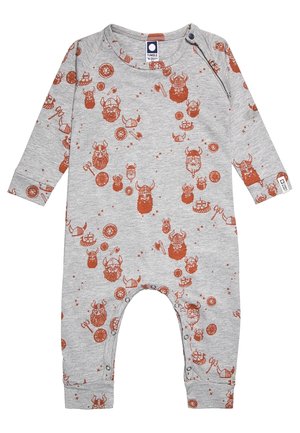 Combinaison pour bébé à manches longues grise avec des imprimés sur le thème viking orange, incluant des casques, des visages barbus, des haches, des boucliers et des bateaux, avec des boutons-pression sur les épaules et les jambes.