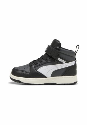 Czarno-białe wysokie buty sportowe Puma z sznurowadłami, paskiem na rzep i białym logo Puma po boku i na podeszwie.