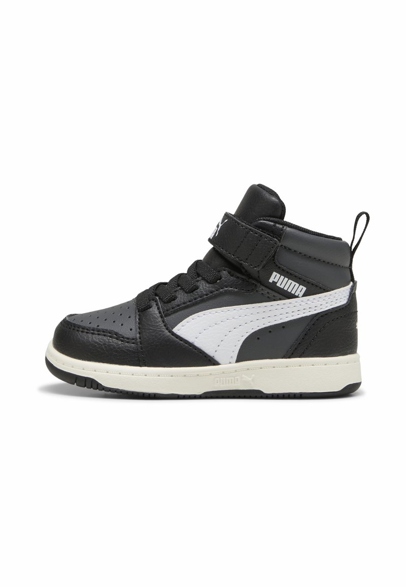 Baskets montantes noires et blanches Puma avec lacets, une bride en velcro, et un logo blanc Puma sur le côté et la semelle.