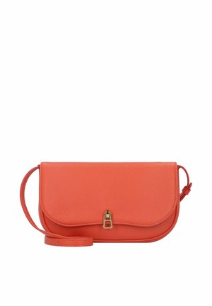 Bolso clutch de cuero en un vibrante color naranja. Presenta una solapa redondeada, herrajes en tono dorado y una correa desmontable para mayor versatilidad. Textura suave.