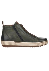 Chaussures montantes en cuir vert avec des lacets marron, fermeture éclair sur le côté et semelle en caoutchouc striée. Présente une finition lisse et des accents contrastants.
