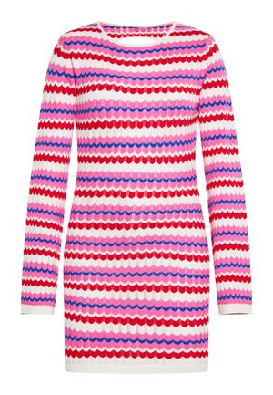 Rochie tricotată cu mâneci lungi, având un model în zigzag în nuanțe de roz, roșu, mov și albastru pe un fundal alb. Decolteu rotund și material texturat.