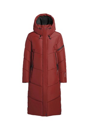 Długi czerwony płaszcz puchowy z kapturem, z pikowanym wzorem, zamkami błyskawicznymi w kieszeniach oraz guzikami na przodzie do zapięcia.