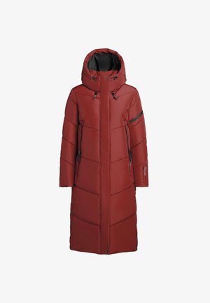 Długi czerwony płaszcz puchowy z kapturem, z pikowanym wzorem, zamkami błyskawicznymi w kieszeniach oraz guzikami na przodzie do zapięcia.