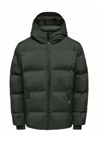 Chaqueta de abrigo acolchada de color verde oscuro con capucha, que presenta un cierre frontal con cremallera, dos bolsillos laterales y puños elásticos. Tejido suave con un diseño acolchado.