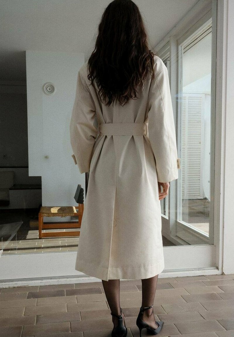 Trench Coat Femme Couleur écru - Taille 38/40 - Occasion Très Bon état (sans Ceinture) - Polyester, Coupe Classique