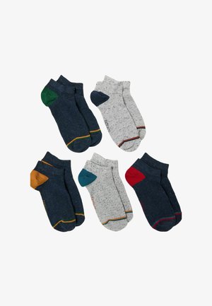 Viis paari pahkluu sokke tumelises sinises ja hallides toonides, millel on värvikad kandade ja varvaste detailid. Erinevad tekstuurid ja õrnad täpilised mustrid.