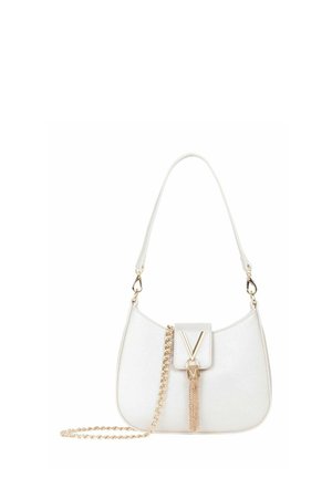 Sac à main blanc structuré en matériau texturé, avec une bandoulière chaîne dorée, une ferrure en forme de V et un détail pompon.