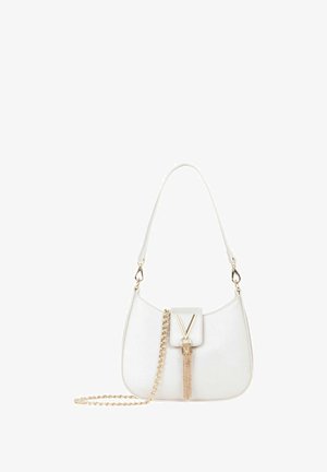 Sac à main blanc structuré en matériau texturé, avec une bandoulière chaîne dorée, une ferrure en forme de V et un détail pompon.