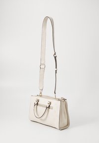 Borsa a mano in finta pelle crema con forma strutturata, doppio manico superiore, tracolla regolabile, accessori in oro e motivo a logo impresso.