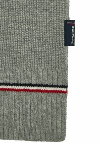 Gehaakte grijze sjaal met ribbelstructuur, voorzien van een gekleurde streep in rood, wit en zwart. Inclusief een stoffen label met daarin "HECHTER."