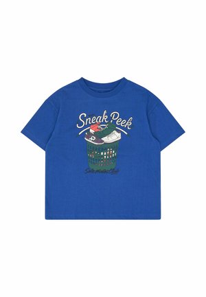T-shirt bleu à manches courtes avec un graphisme d'un panier à linge vert rempli de chaussures et le texte « Sneak Peek » et « Sole Mates Club ».