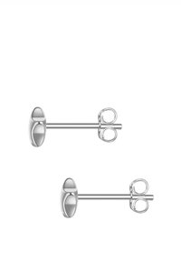 Pendientes de botón de plata con un diseño ovalado pulido, cierre de resorte, forma minimalista y textura suave.