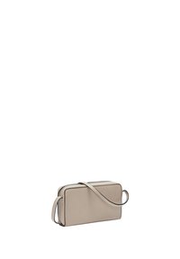 Clutch rettangolare in pelle beige chiaro con una texture liscia. Presenta una chiusura con zip e una tracolla removibile per un uso versatile.