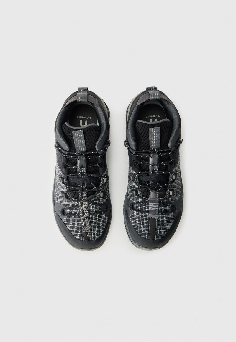 Schwarze Wanderschuhe mit einem Obermaterial aus Mesh, strukturierten Mustern, elastischen Schnürsenkeln und gummierten Sohlen. Verfügt über verstärkte Zehen- und Fersenbereiche.