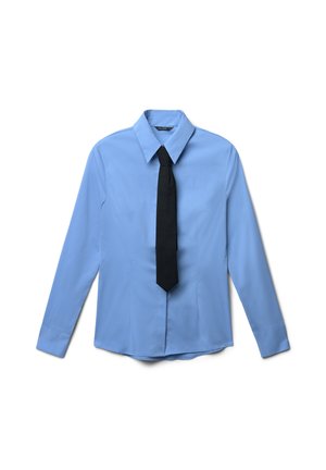 Chemise bleu clair à manches longues avec un col pointu et une cravate noire. Tissu lisse ; coupe classique avec un ourlet droit et des poignets à boutons.