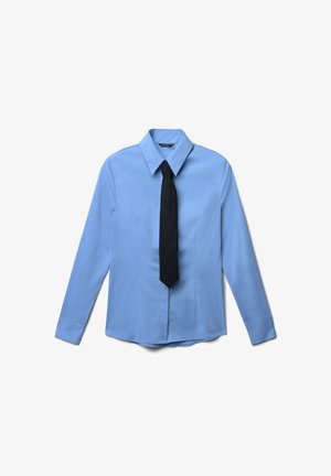 Helles blaues Langarmhemd mit spitzem Kragen und einer schwarzen Krawatte. Glattes Material; klassischer Schnitt mit gerader Säume und Knopfmanschetten.