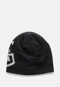 Czarna dzianinowa czapka z białym logo. Posiada ribbowaną teksturę, zaokrągloną czapeczkę oraz lekko zwężający się kształt na dole.