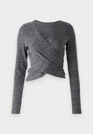 Haut enveloppant gris à manches longues avec un col en V ; présente un motif en tricot texturé et une silhouette ajustée avec un design à l'avant superposé.