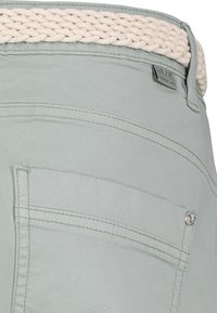 Sublevel FEINE BERMUDA MIT FLECHTGÜRTEL - Jeans Shorts - hellgrün