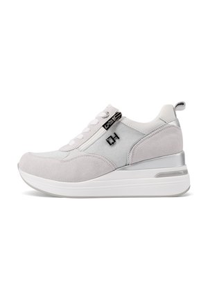 Sneaker grigie in suede e sintetico con dettagli metallici argento, design con lacci e una zip laterale. Suola spessa bianca.