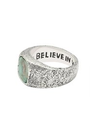 Ezüst fém gyűrű texturált felülettel, turkizkővel és a belső sávon gravírozott "HIGGY A" felirattal.