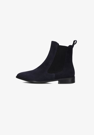 Marineblauwe suède Chelsea boots met elastische zijpanelen, een gladde textuur, ronde neus en een lage zwarte rubberen hak. Achterste lus voor eenvoudig aantrekken.