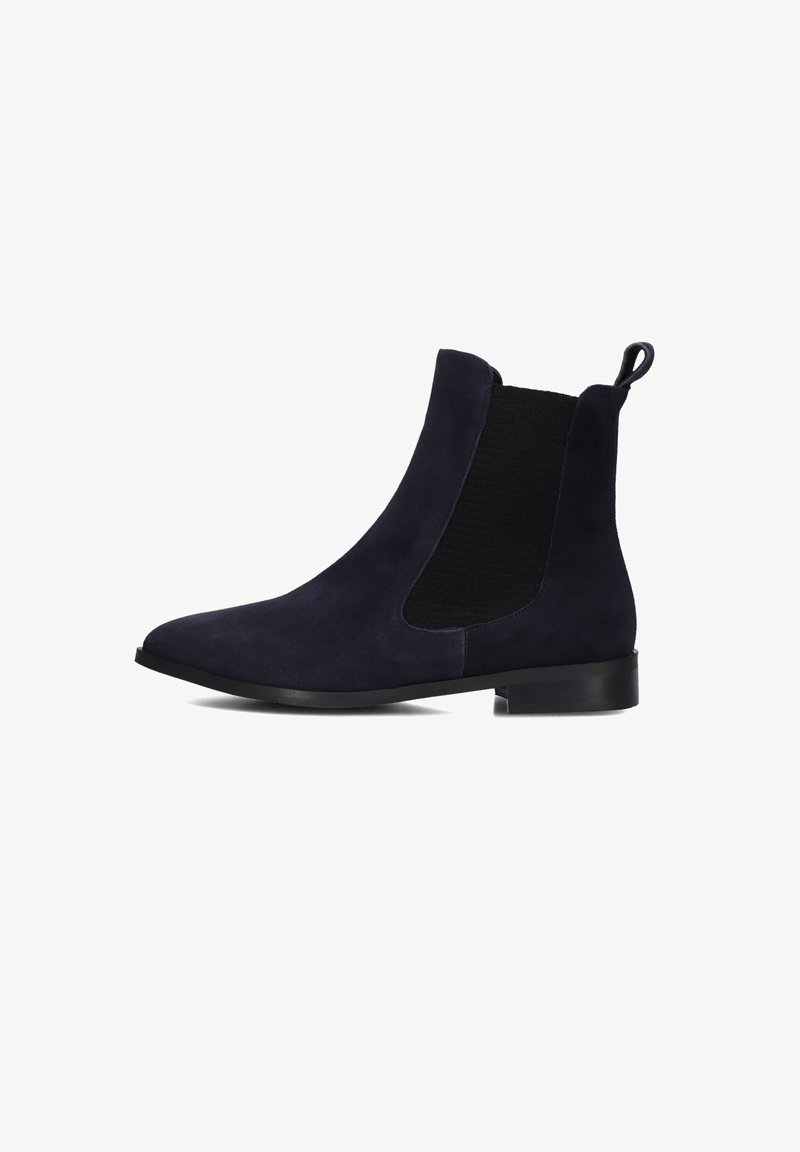 Marineblauwe suède Chelsea boots met elastische zijpanelen, een gladde textuur, ronde neus en een lage zwarte rubberen hak. Achterste lus voor eenvoudig aantrekken.