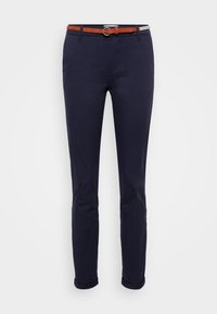 Morske chinos hlače s slim fit krojem, ki vključujejo rjav usnjen pas z okroglo kovinsko zaponko in odprtine na gležnju. Gladek bombažni material.