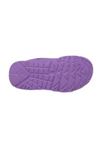 Suola di sneaker viola con motivi geometrici e un piccolo logo in rilievo vicino al centro.