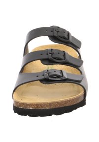 Schwarze Sandale mit drei Riemen und verstellbaren Schnallen, Korkfußbett und schwarzer Sohle, von vorne gezeigt.