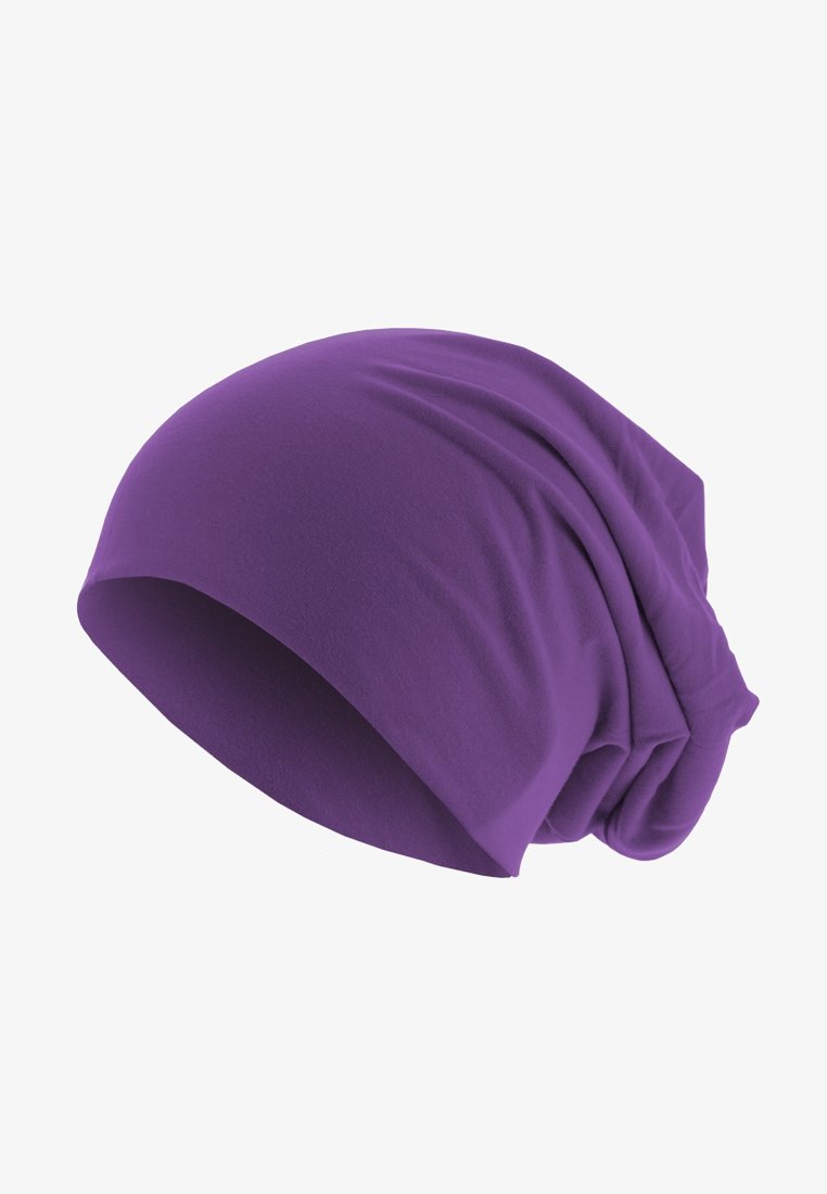 Mjukt lila slouchy beanie-huvudplagg med mjuk tyg och försiktiga veck, visat mot en vit bakgrund.