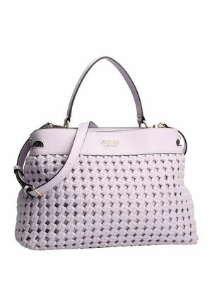 Sac à main Guess lavande avec motif en cuir tissé, poignée supérieure et bandoulière ajustable, avec ferrures dorées et détail du logo.