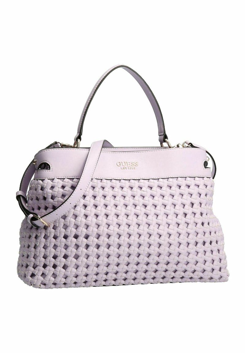 Sac à main Guess lavande avec motif en cuir tissé, poignée supérieure et bandoulière ajustable, avec ferrures dorées et détail du logo.