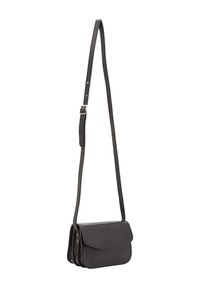 Borsa a tracolla in pelle nera con patta pieghevole, tracolla regolabile, texture liscia e design sobrio privo di motivi o decorazioni visibili.