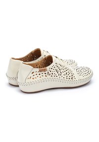 Zapatos de cuero blanco con un diseño perforado, detalles cosidos y punta redonda. El interior es marrón claro con cordones en la parte superior.