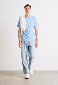 Tommy Hilfiger ESSENTIAL SOLID POCKET TEE - Základné tričko - vessel blue