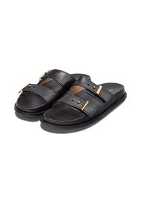 Svarta lädersandaler med två breda remmar som har guldaccenter och små nitar. Vadderad sula och platt sula.