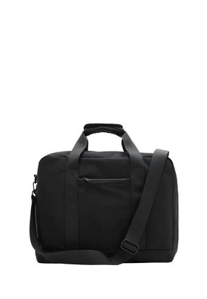 Bolsa de deporte negra hecha de tela duradera. Cuenta con dos asas, correa de hombro ajustable, bolsillo delantero con cremallera y un diseño minimalista.