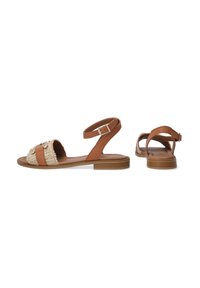 Braune Ledersandalen mit gewebten Stoffriemen, einem Knöchelriemen mit Schnalle, flacher Gummisohle und dekorativen Metallakzenten.