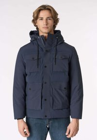 Giacca isolante blu navy con cappuccio, multiple tasche con bottone e chiusura a zip; realizzata in tessuto liscio e resistente alle intemperie.